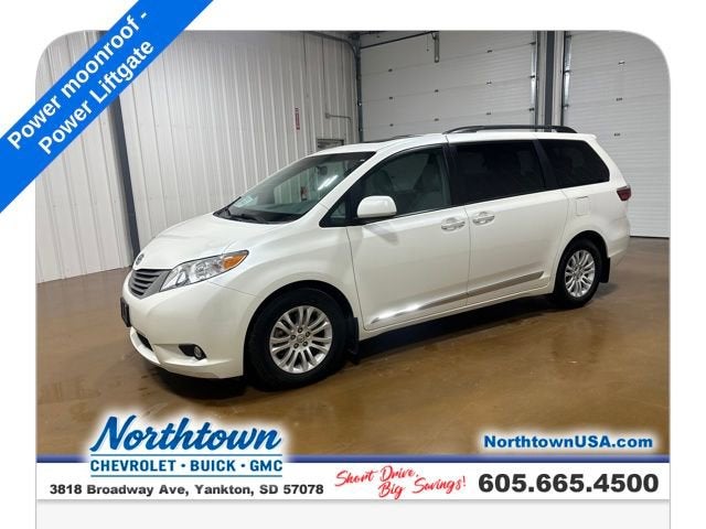 2017 Toyota Sienna XLE Auto Access Seat