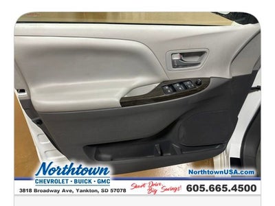 2017 Toyota Sienna XLE Auto Access Seat