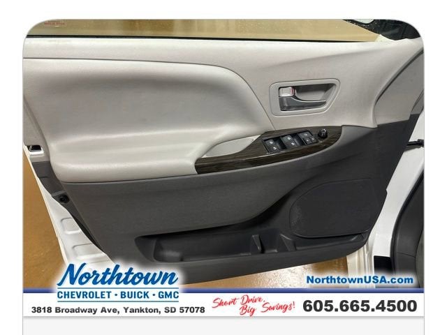 2017 Toyota Sienna XLE Auto Access Seat