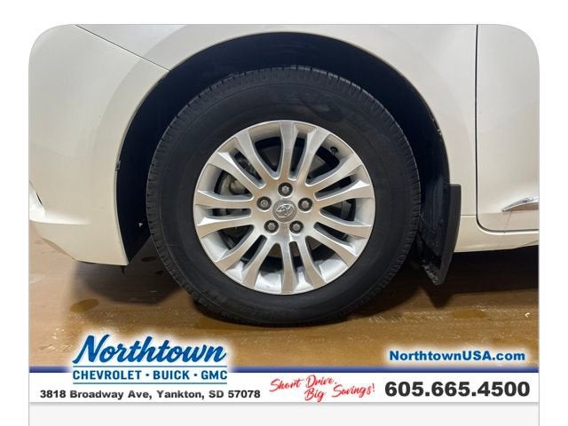 2017 Toyota Sienna XLE Auto Access Seat