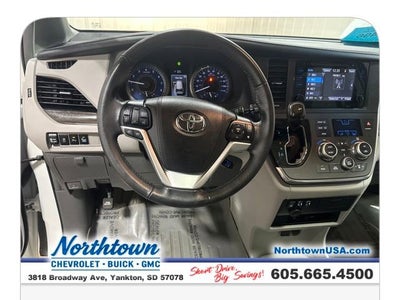 2017 Toyota Sienna XLE Auto Access Seat