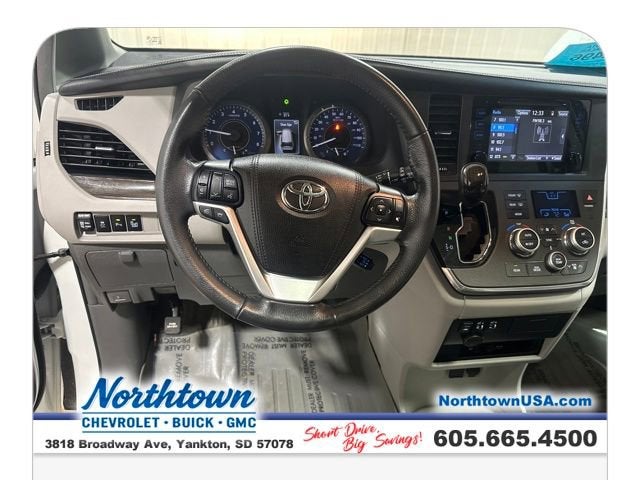 2017 Toyota Sienna XLE Auto Access Seat