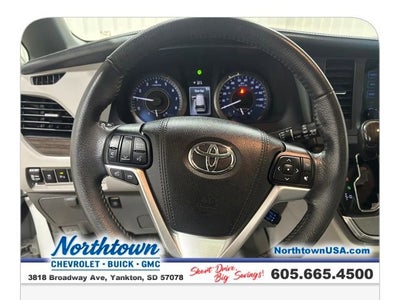2017 Toyota Sienna XLE Auto Access Seat
