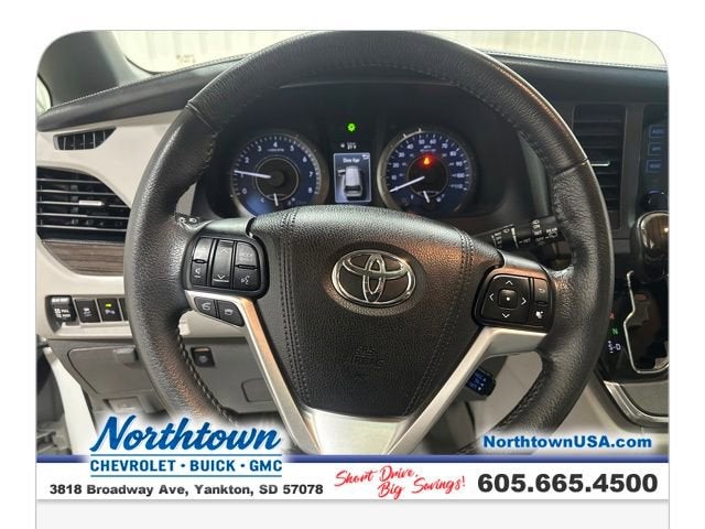 2017 Toyota Sienna XLE Auto Access Seat