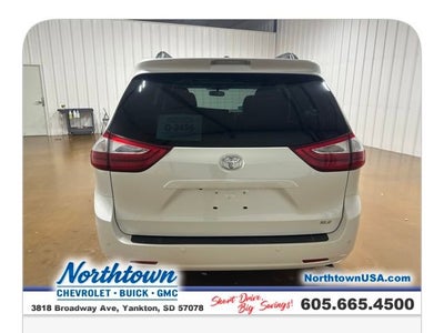 2017 Toyota Sienna XLE Auto Access Seat