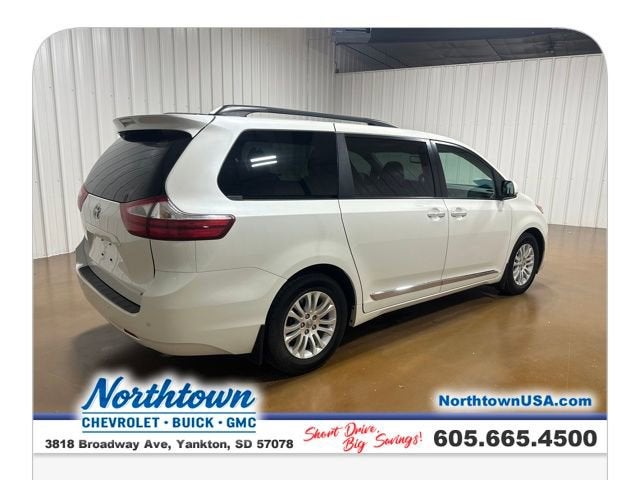 2017 Toyota Sienna XLE Auto Access Seat