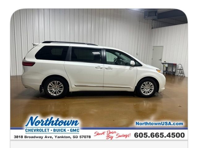 2017 Toyota Sienna XLE Auto Access Seat