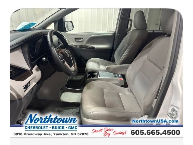 2017 Toyota Sienna XLE Auto Access Seat