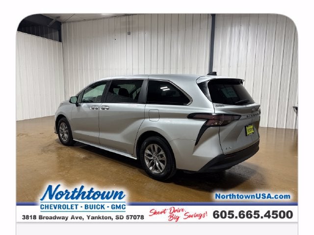 2025 Toyota Sienna LE